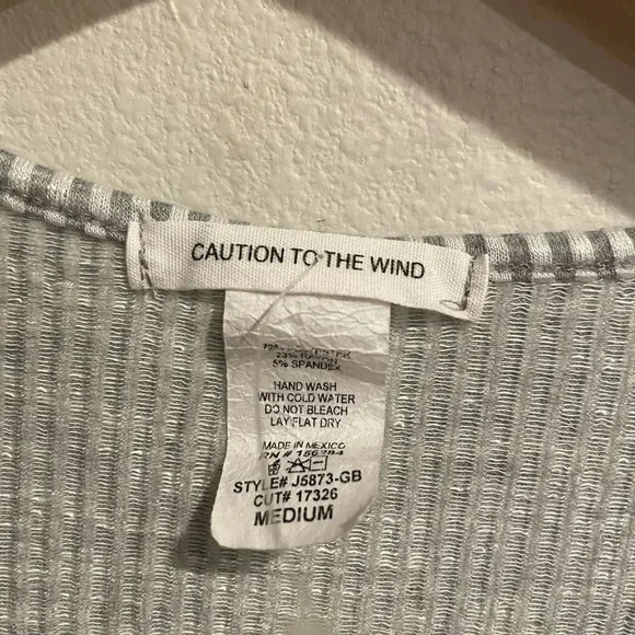 Caution to the wind blouse size Medium - Picture 5 of 5